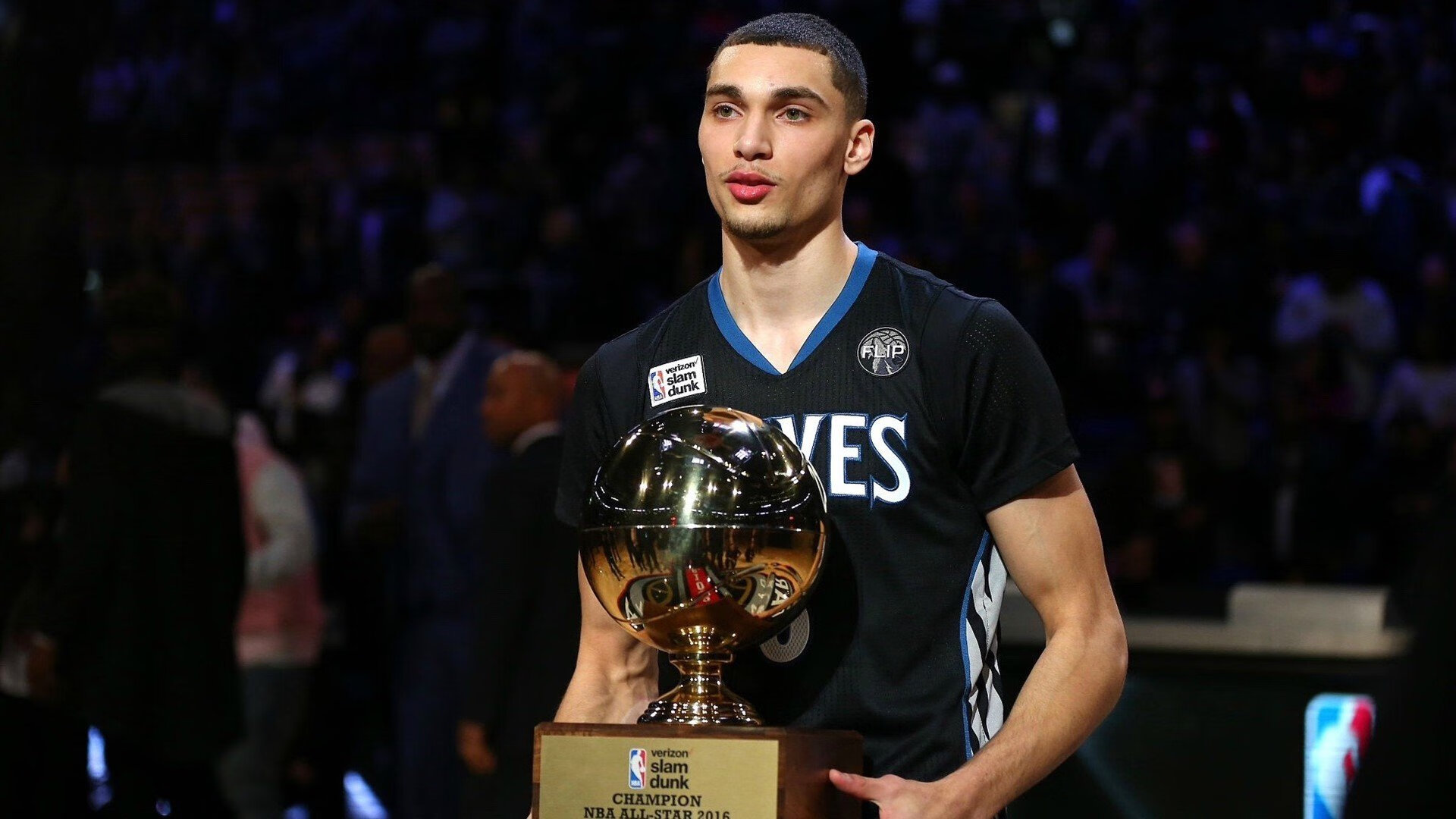 “简阳文体中心：篮球选手在赛场上挑战极限突破”