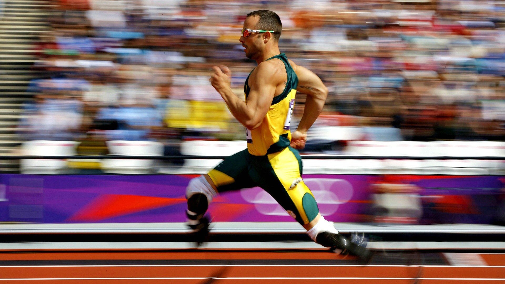 “腰旗橄榄球：成都七中东部赛场新运动体验，赛况惊心动魄”